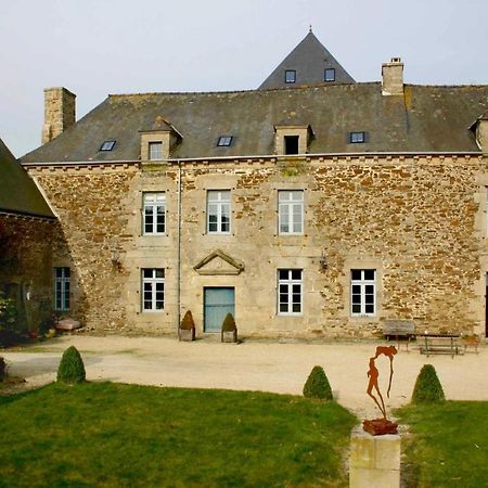 Gite Le Logis - Manoir Le Plessix Madeuc Corseul Eksteriør billede